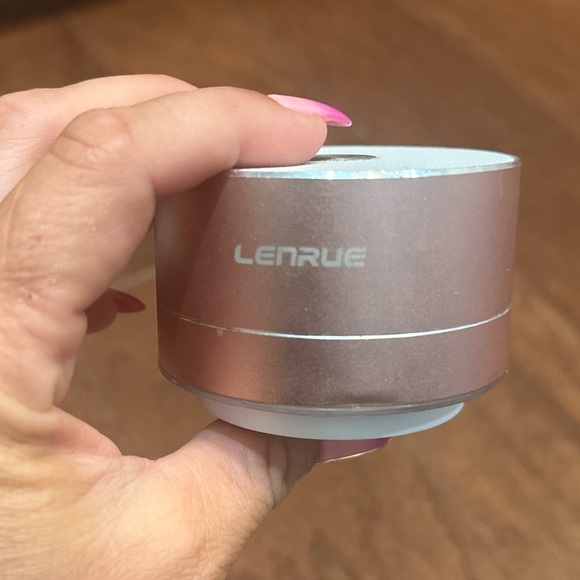 Lenrue Portable Speaker - Wireless & Bluetooth - Rose Gold/Pink - New - Picture 2 of 5